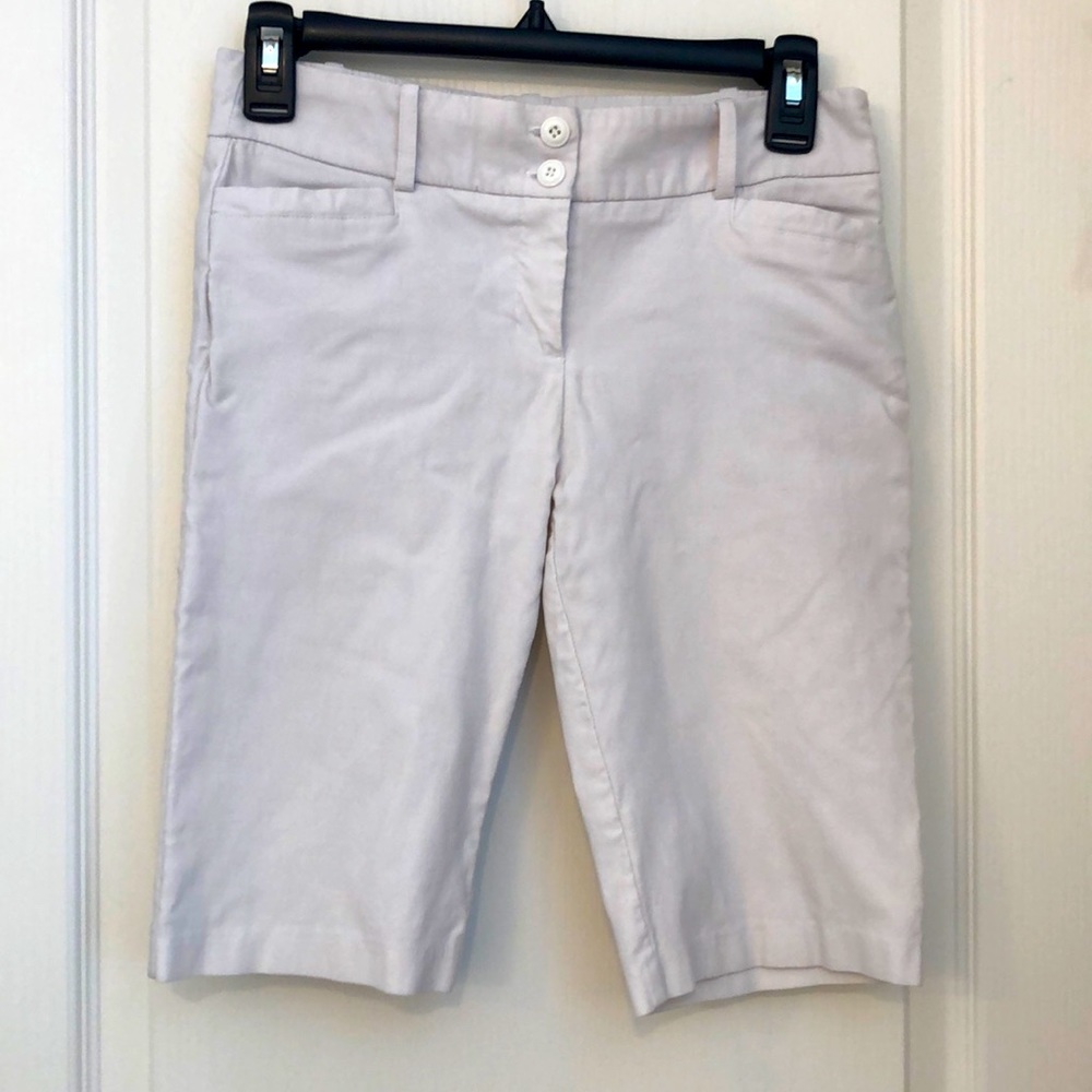 😊 Women’s light khaki shorts, size medium spandex, nylon and cotton blend.NWOT